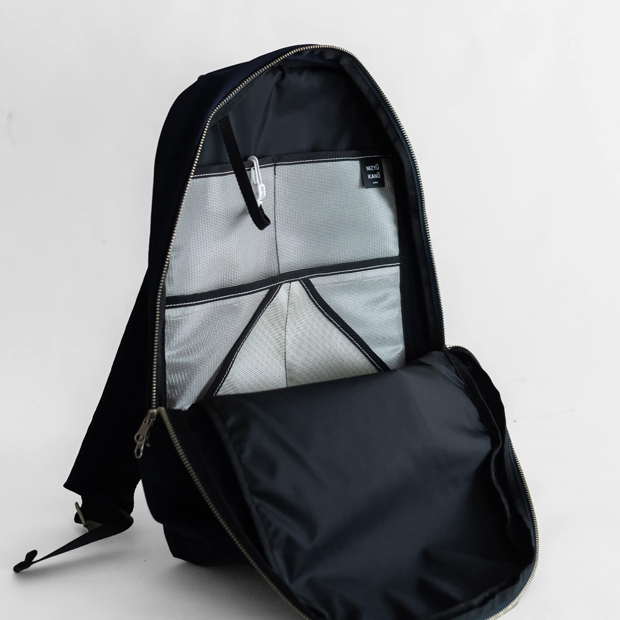 NIZYU KANO「ライトナイロンリュック」M　ブラック