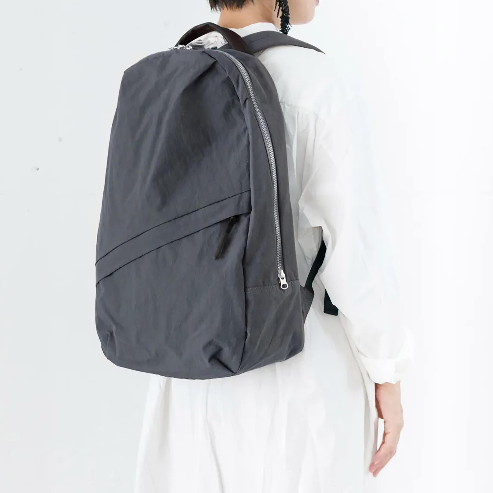NIZYU KANO「ライトナイロンリュック」M 　ストレートグレー