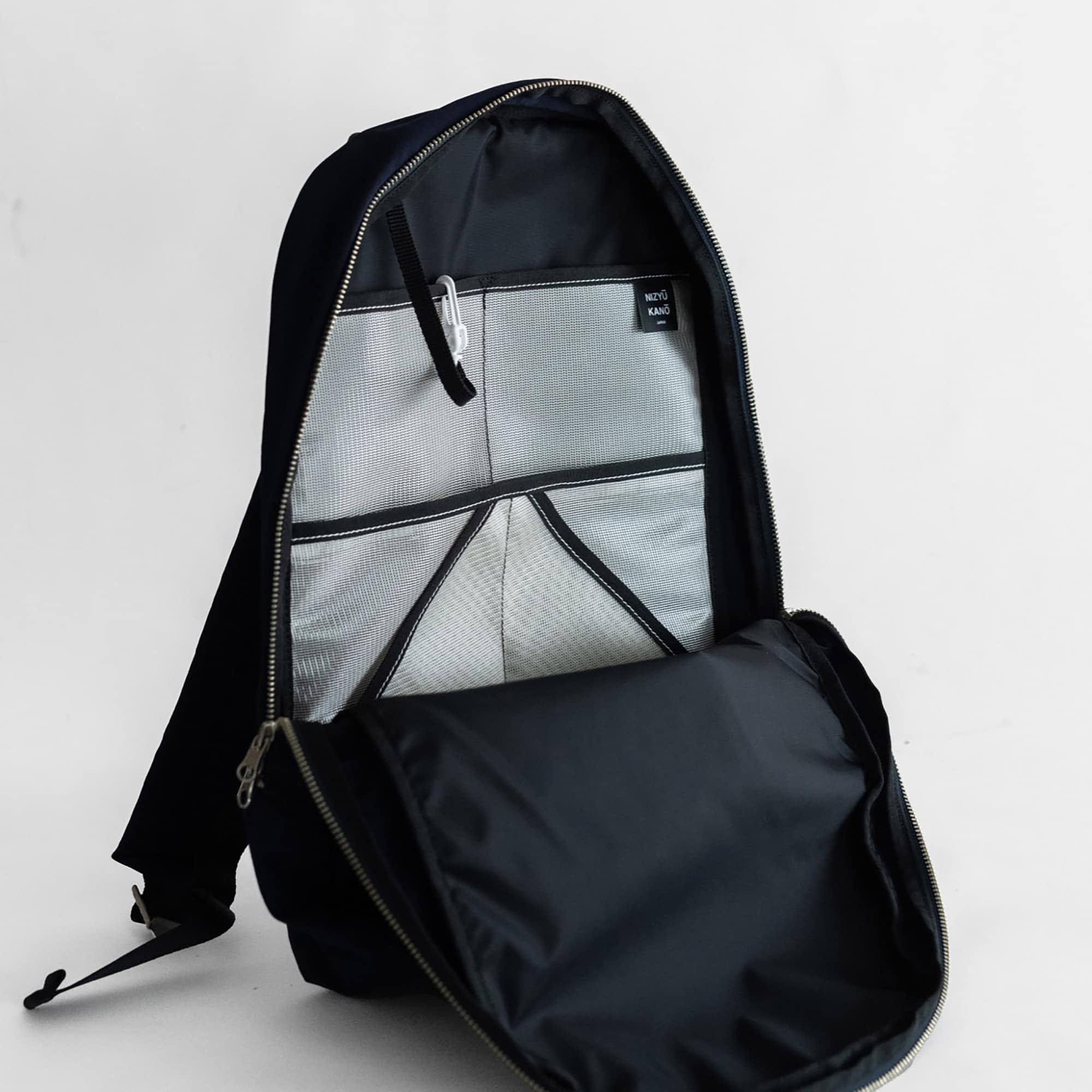 NIZYU KANO「ライトナイロンリュック」M 　ストレートグレー