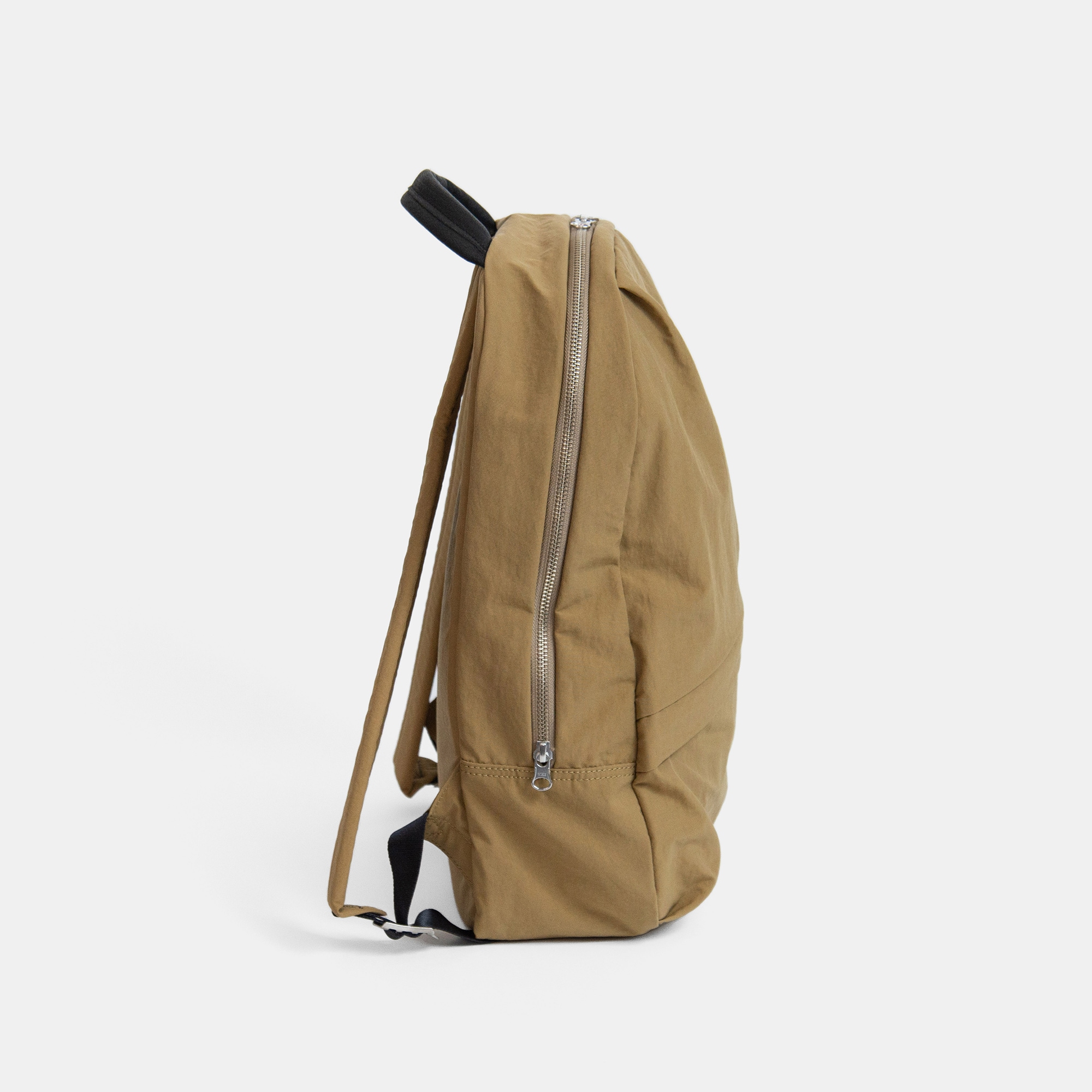 NIZYU KANO「ライトナイロンリュック」M 　キャメルベージュ