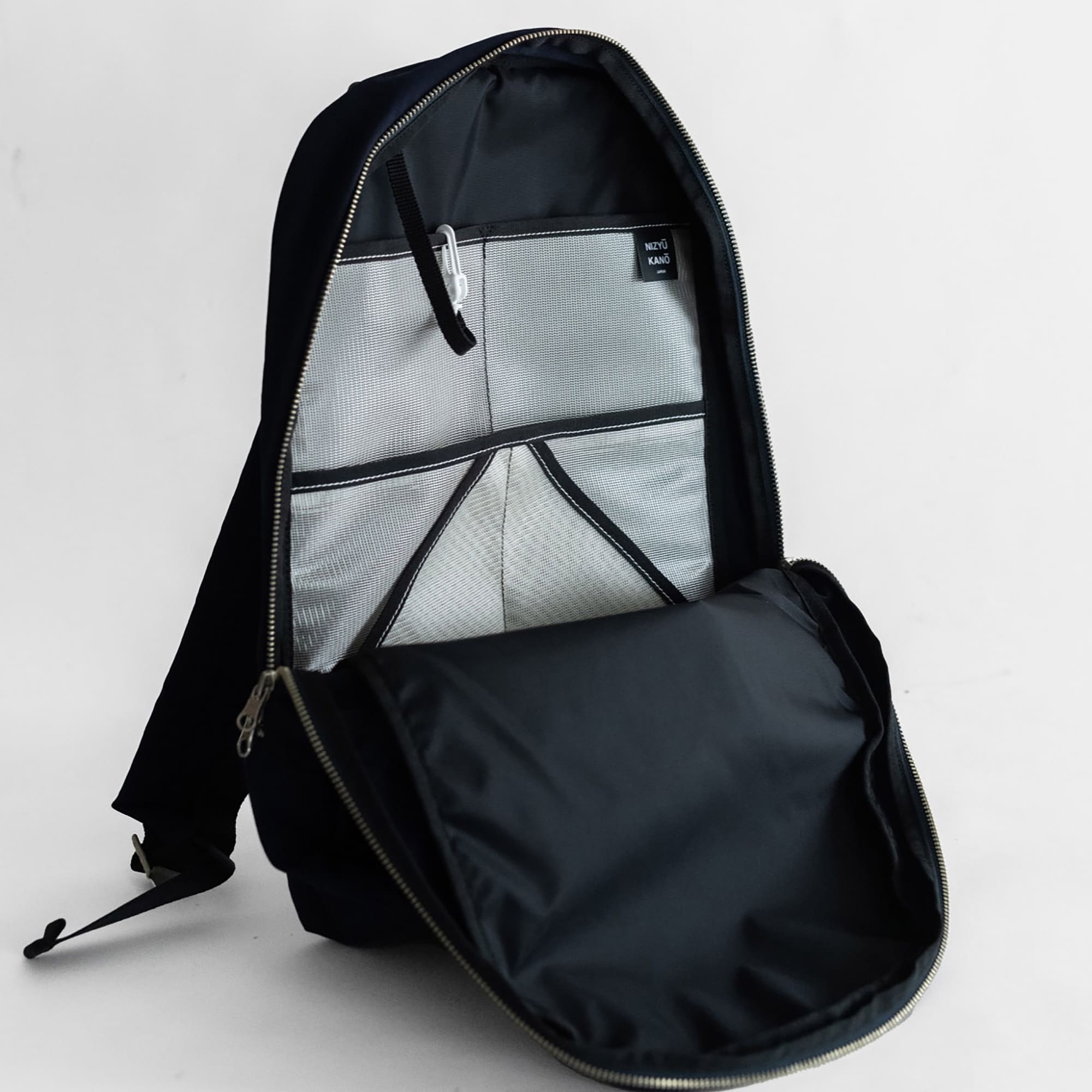 NIZYU KANO「ライトナイロンリュック」M 　キャメルベージュ