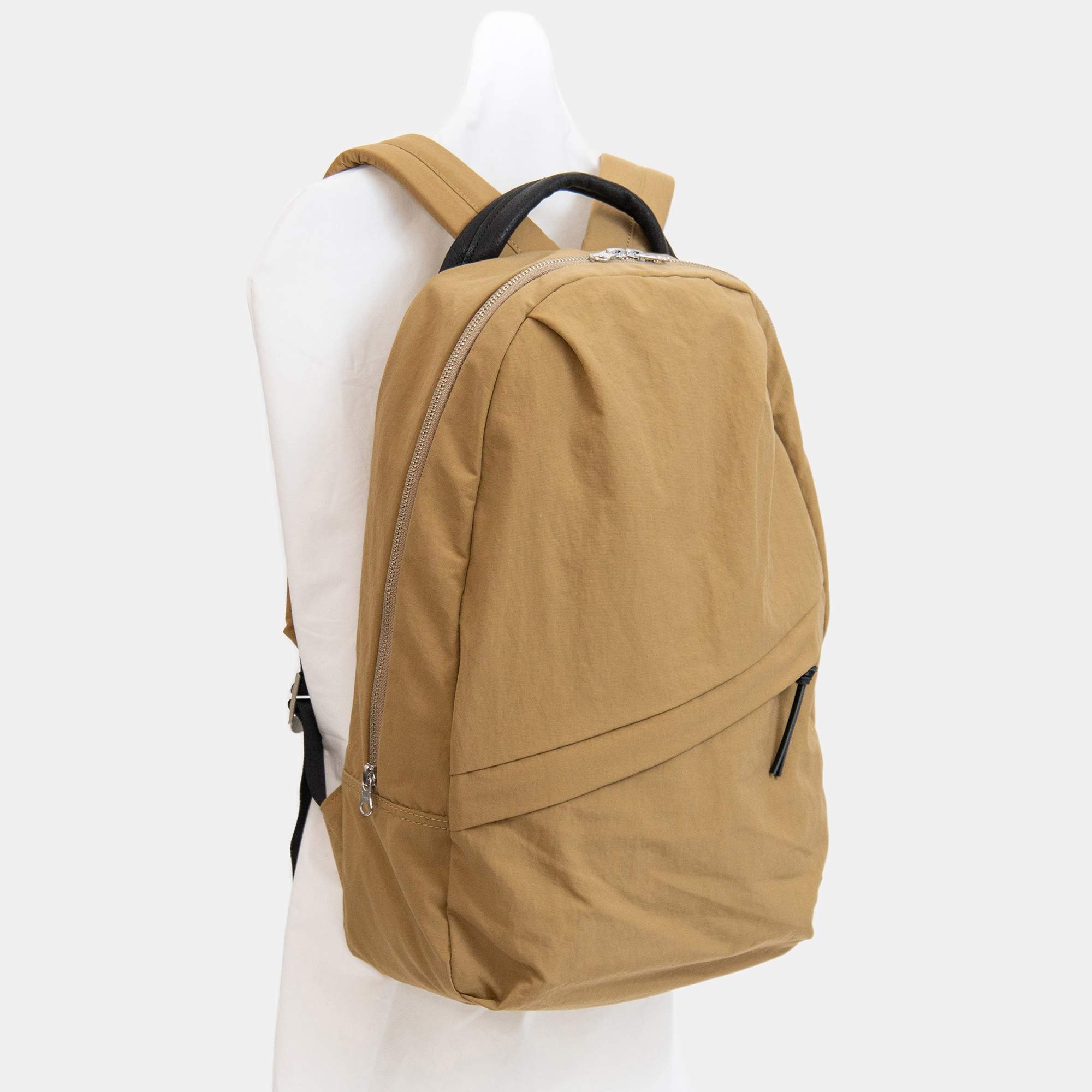 NIZYU KANO「ライトナイロンリュック」M 　キャメルベージュ