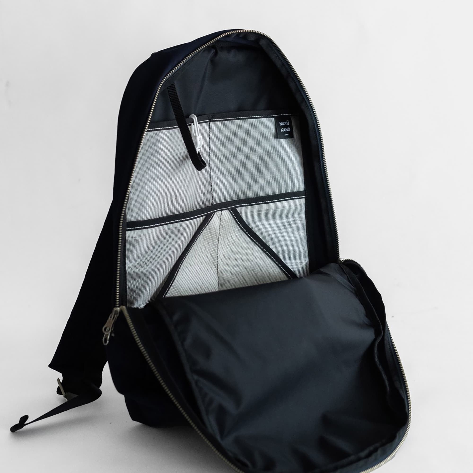 NIZYU KANO「ライトナイロンリュック」M　モカブラウン