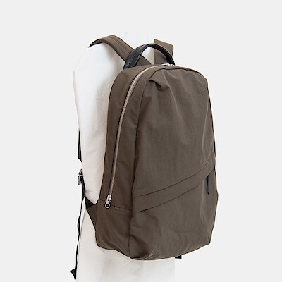 NIZYU KANO「ライトナイロンリュック」M　モカブラウン