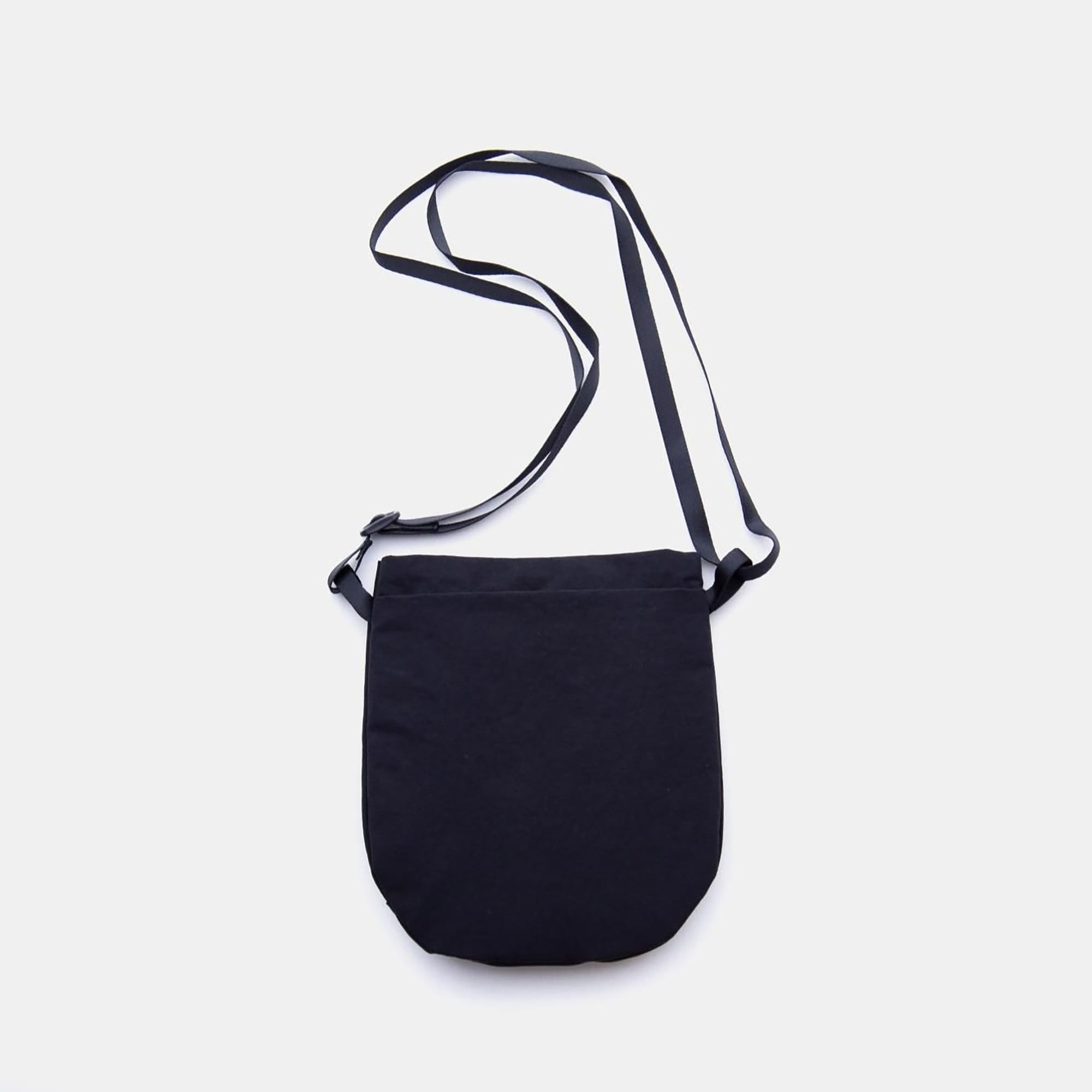 NIZYU KANO「ライトナイロンショルダーポーチ」　ブラック