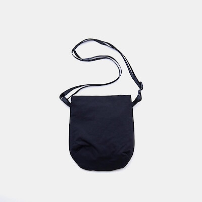 NIZYU KANO「ライトナイロンショルダーポーチ」　ブラック