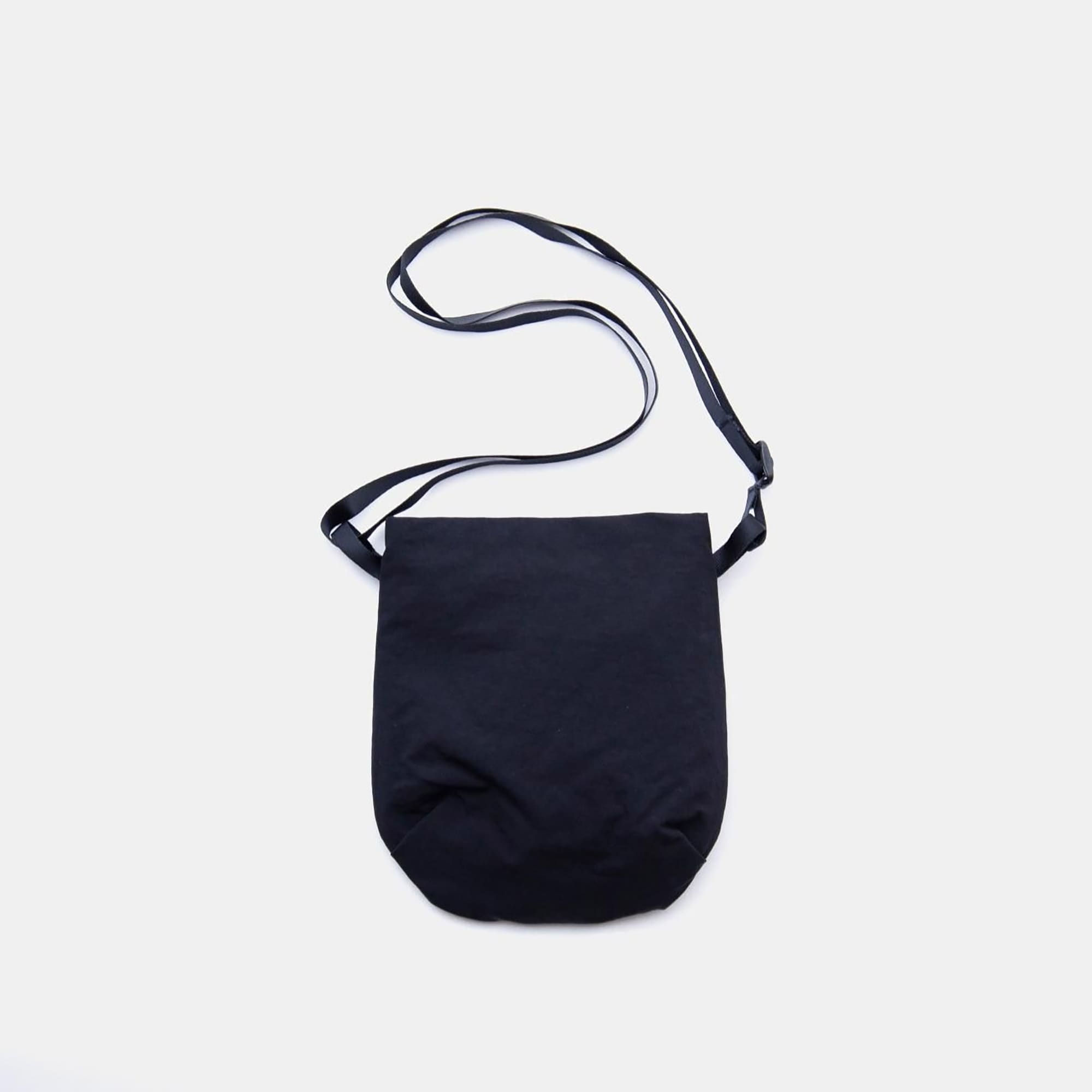 NIZYU KANO「ライトナイロンショルダーポーチ」　ブラック