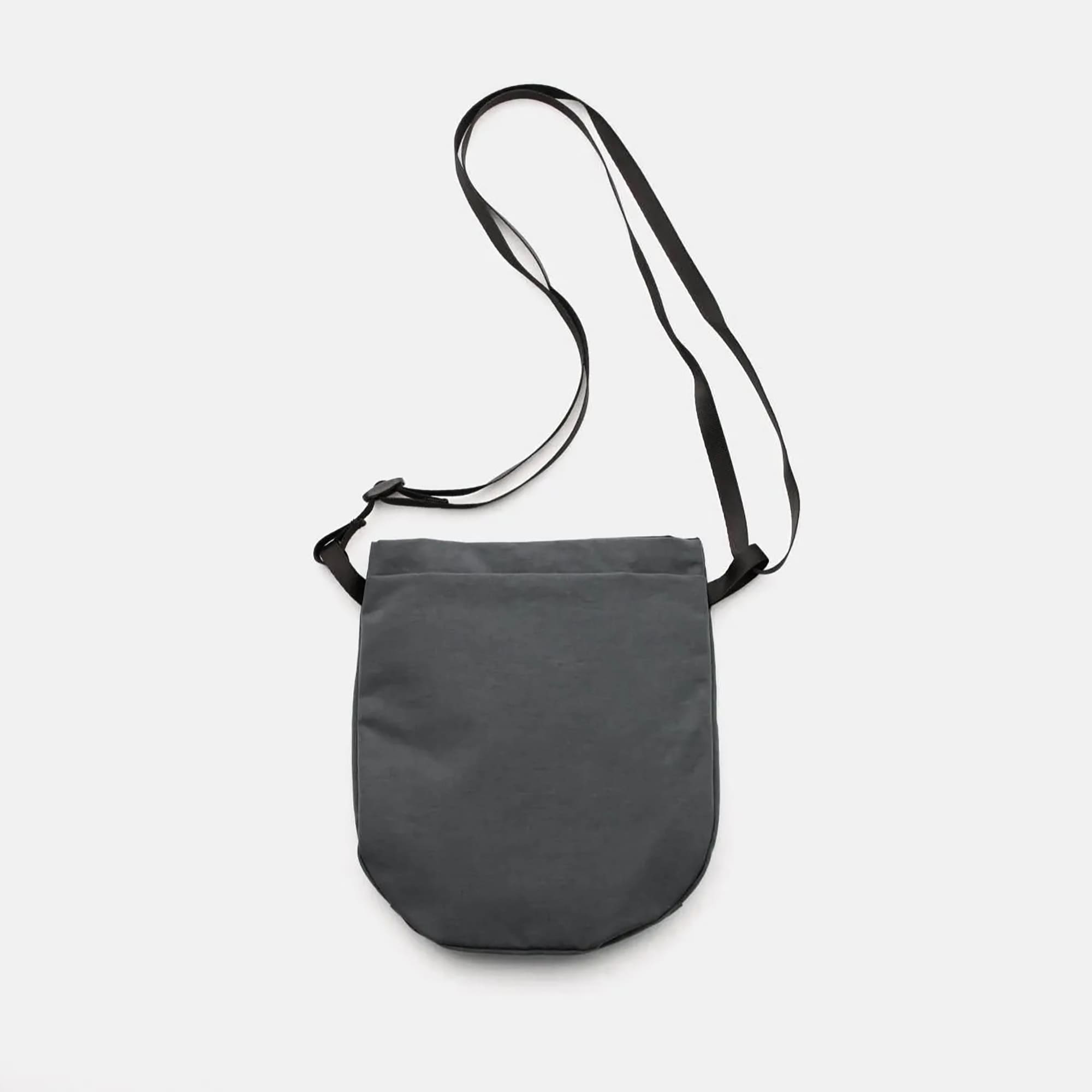 NIZYU KANOの「ライトナイロンショルダーポーチ」　ストレートグレー