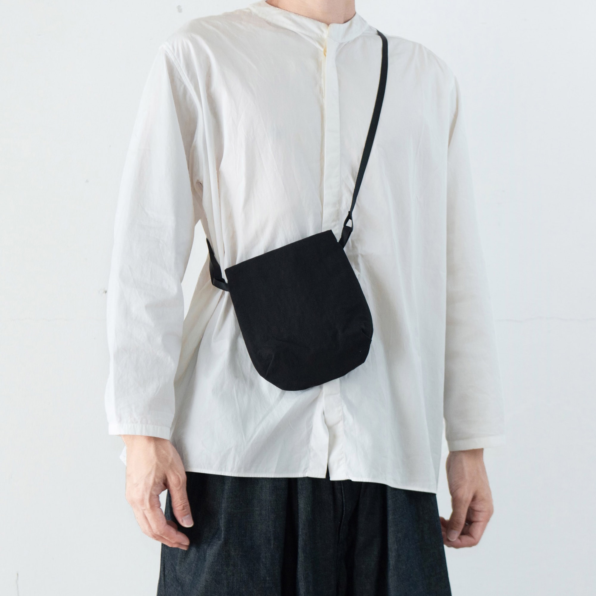 NIZYU KANOの「ライトナイロンショルダーポーチ」　ストレートグレー