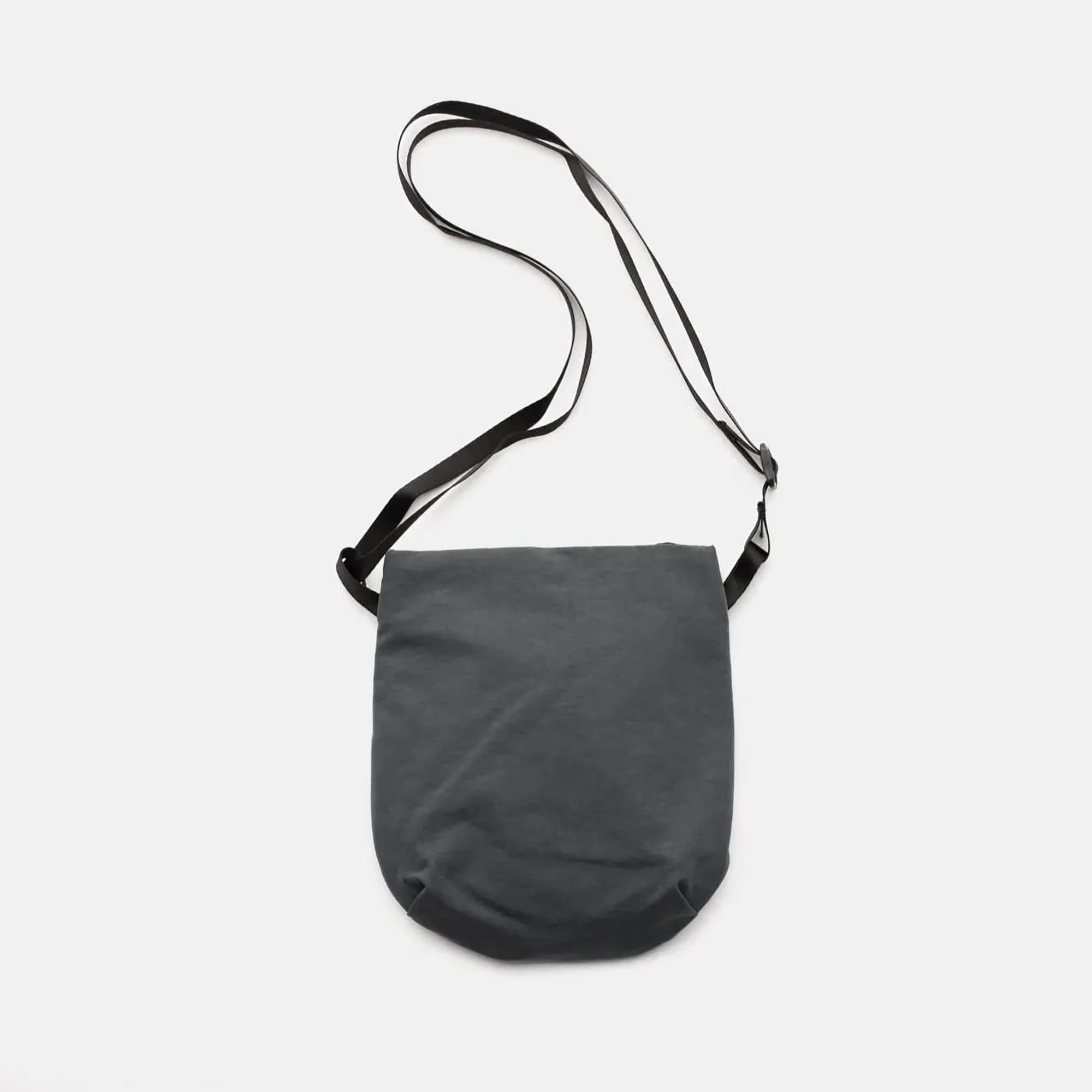 NIZYU KANOの「ライトナイロンショルダーポーチ」　ストレートグレー