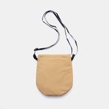 NIZYU KANO「ライトナイロンショルダーポーチ」　キャメルベージュ