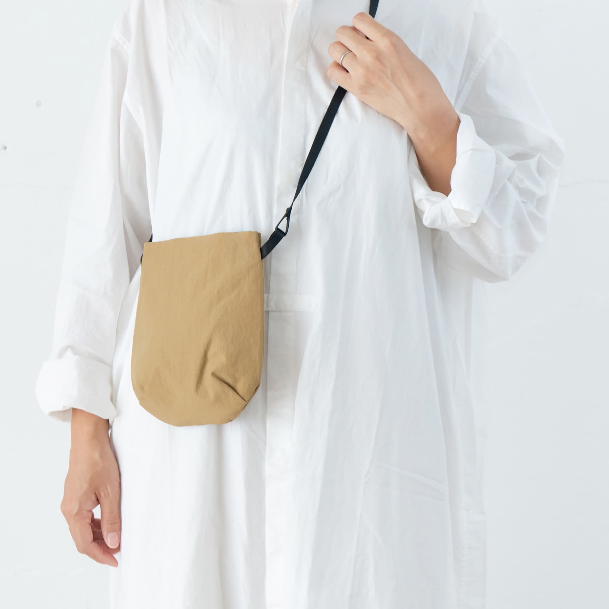 NIZYU KANO「ライトナイロンショルダーポーチ」　キャメルベージュ