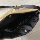 NIZYU KANO「ライトナイロンショルダーポーチ」　キャメルベージュ