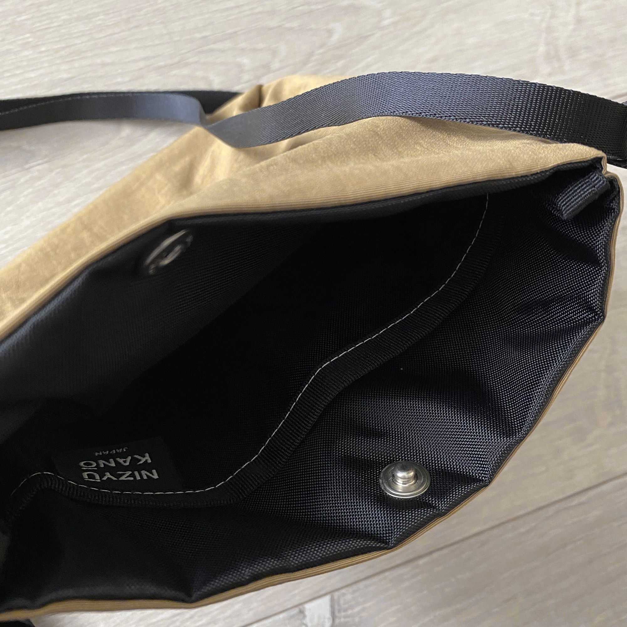 NIZYU KANO「ライトナイロンショルダーポーチ」　キャメルベージュ