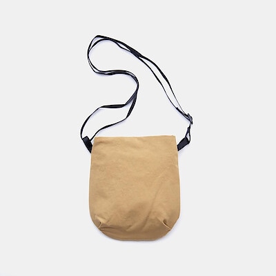 NIZYU KANO「ライトナイロンショルダーポーチ」　キャメルベージュ