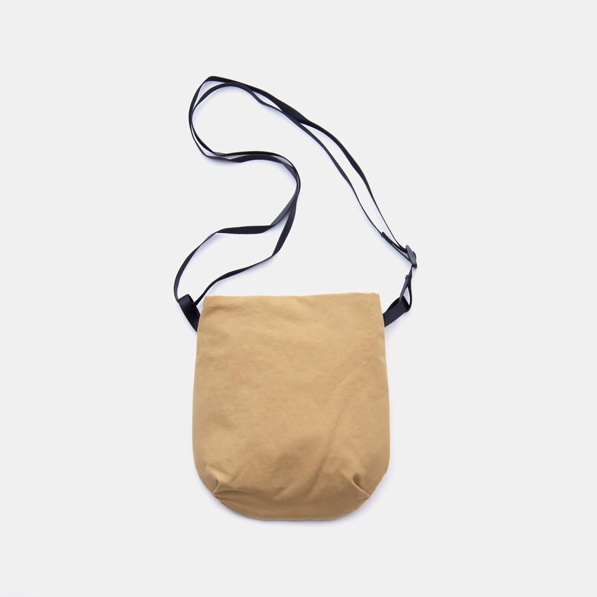 NIZYU KANO「ライトナイロンショルダーポーチ」　キャメルベージュ