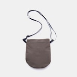 NIZYU KANO「ライトナイロンショルダーポーチ」　モカブラウン