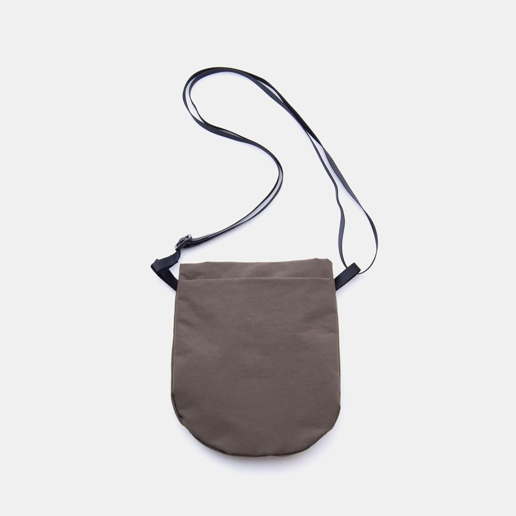 NIZYU KANO「ライトナイロンショルダーポーチ」　モカブラウン