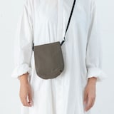 NIZYU KANO「ライトナイロンショルダーポーチ」　モカブラウン