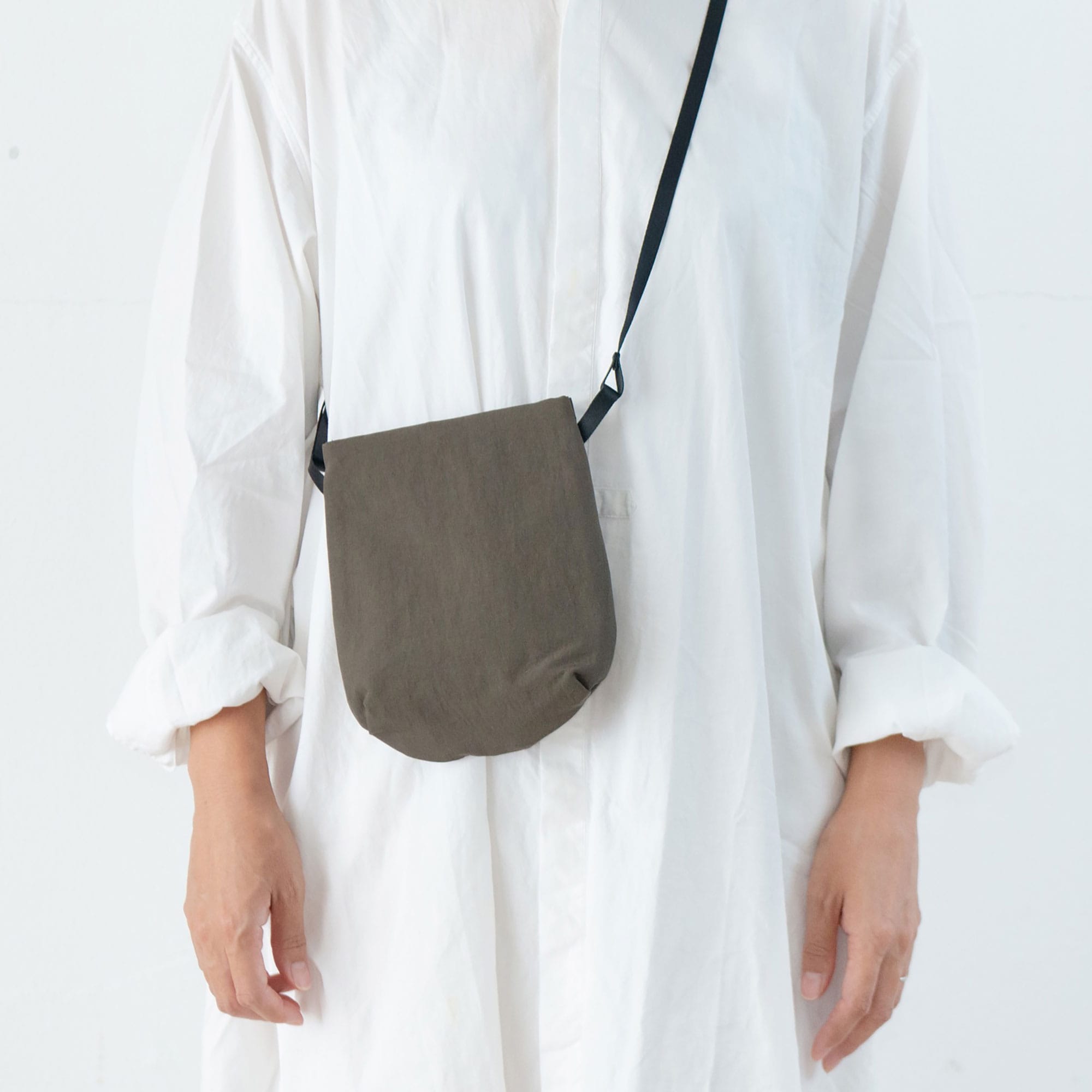 NIZYU KANO「ライトナイロンショルダーポーチ」　モカブラウン