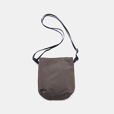 NIZYU KANO「ライトナイロンショルダーポーチ」　モカブラウン