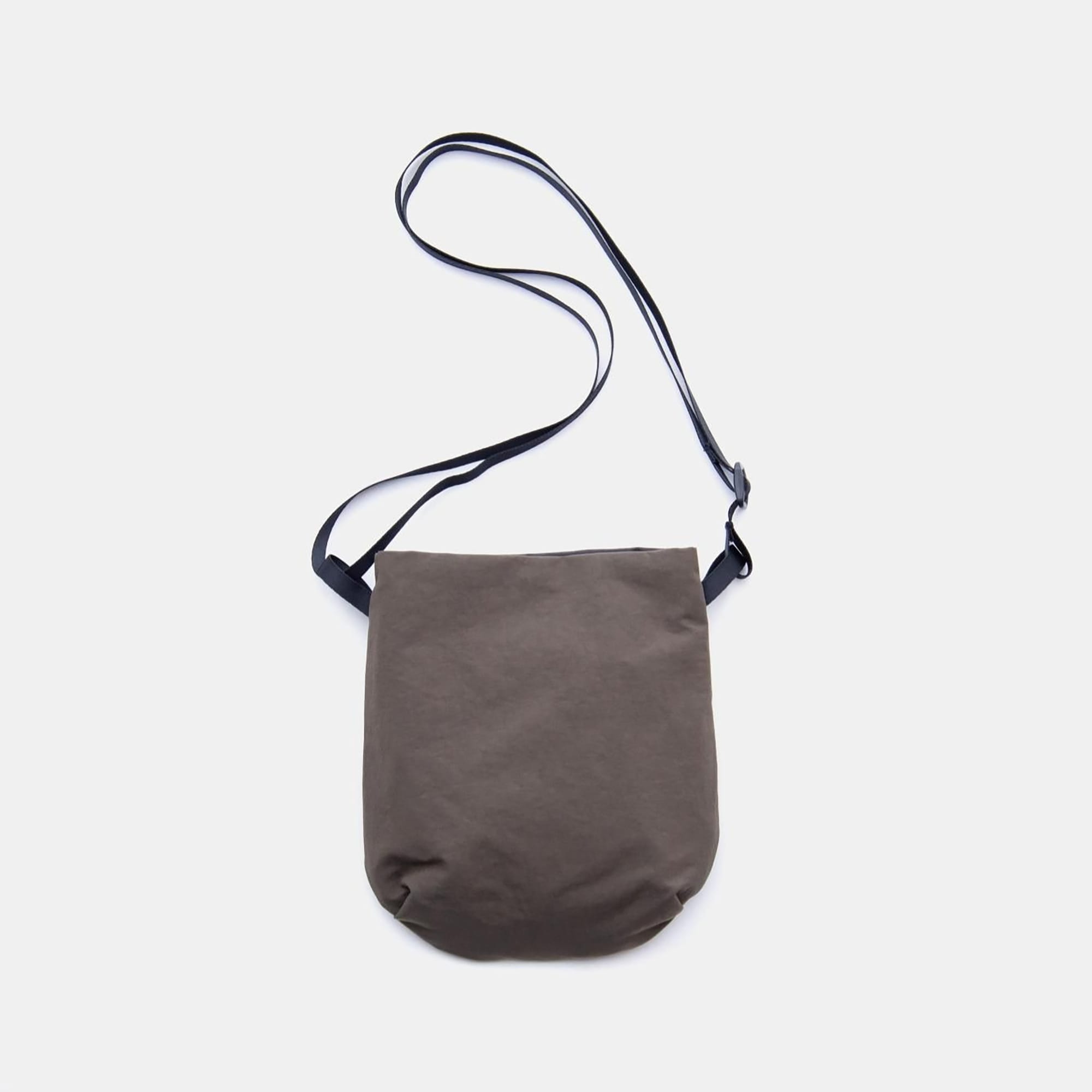 NIZYU KANO「ライトナイロンショルダーポーチ」　モカブラウン