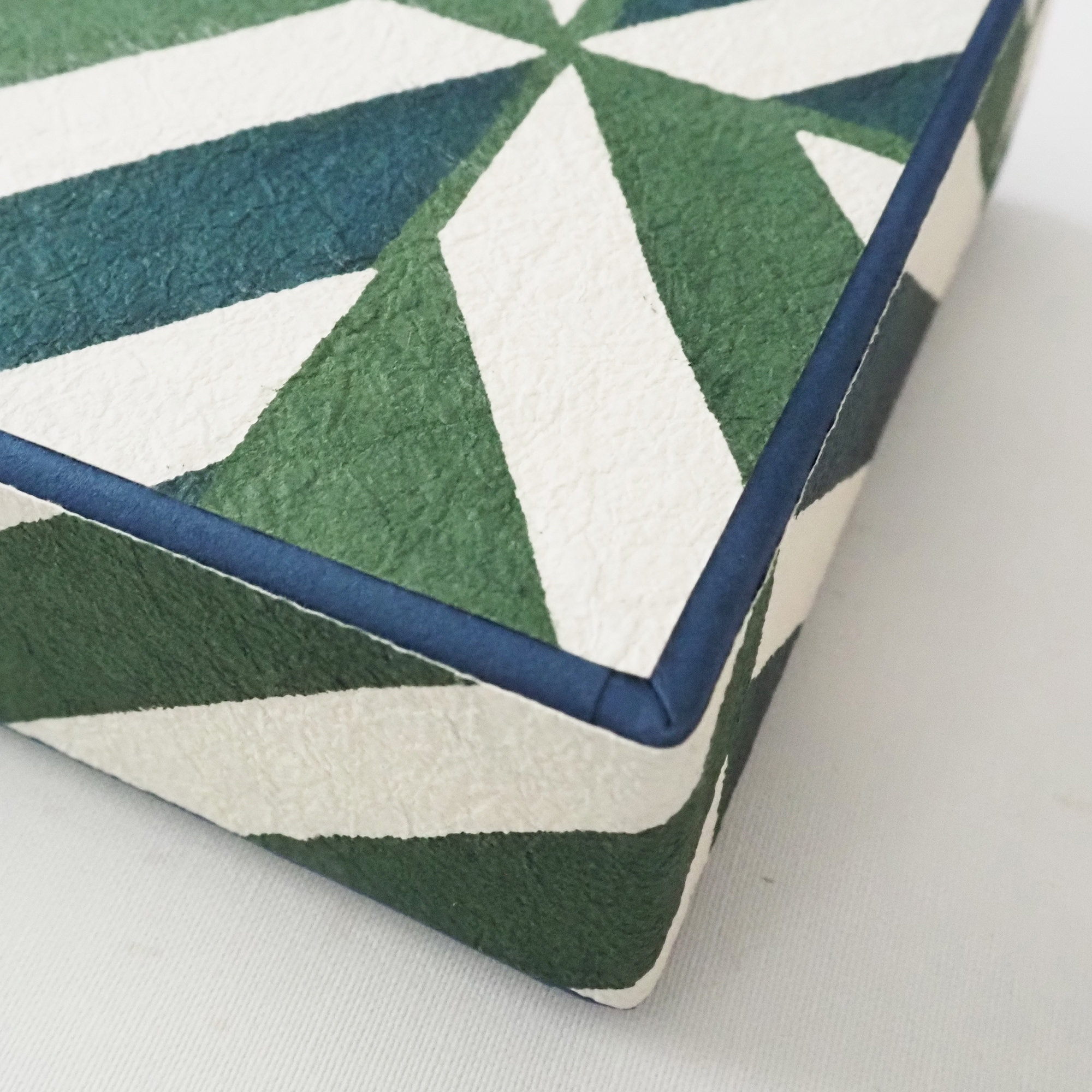 富山県　桂樹舎の「八尾和紙　文庫箱」小（万華鏡×緑）