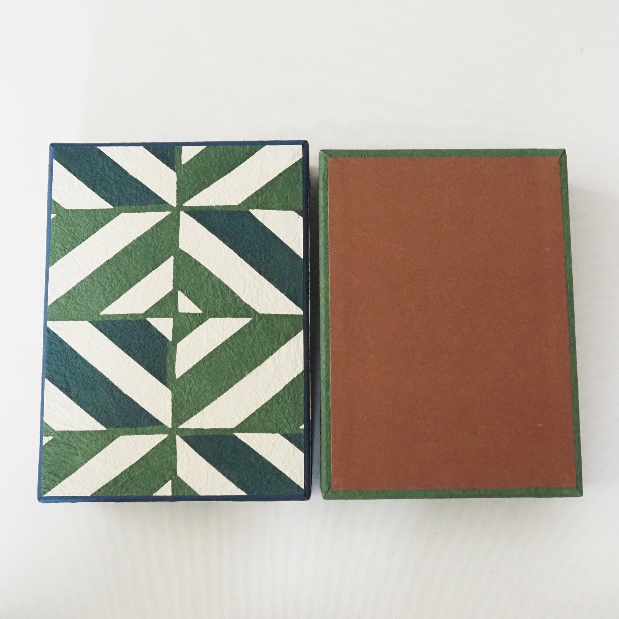 富山県　桂樹舎の「八尾和紙　文庫箱」小（万華鏡×緑）