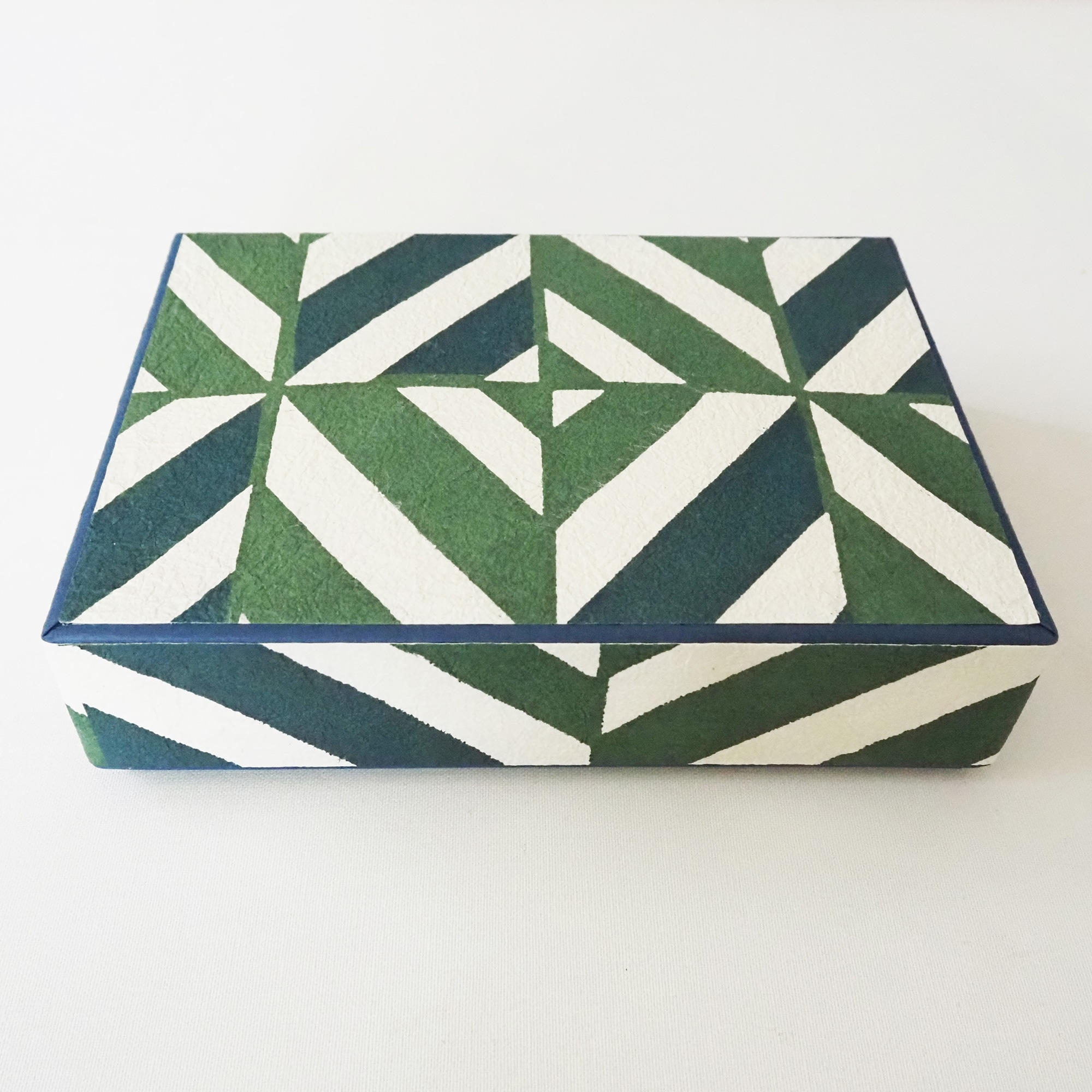 富山県　桂樹舎の「八尾和紙　文庫箱」小（万華鏡×緑）