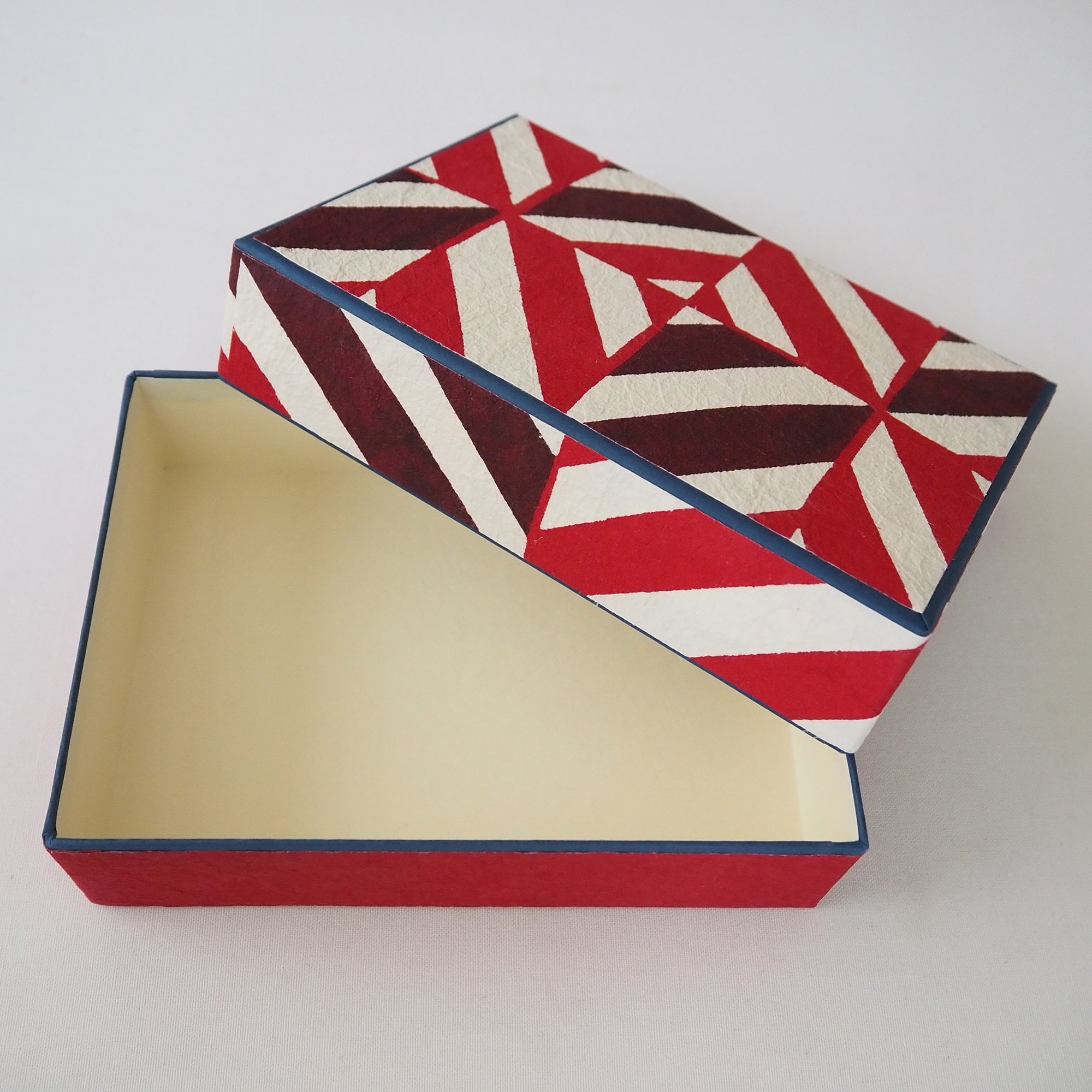 富山県　桂樹舎の「八尾和紙　文庫箱」小（万華鏡×赤）