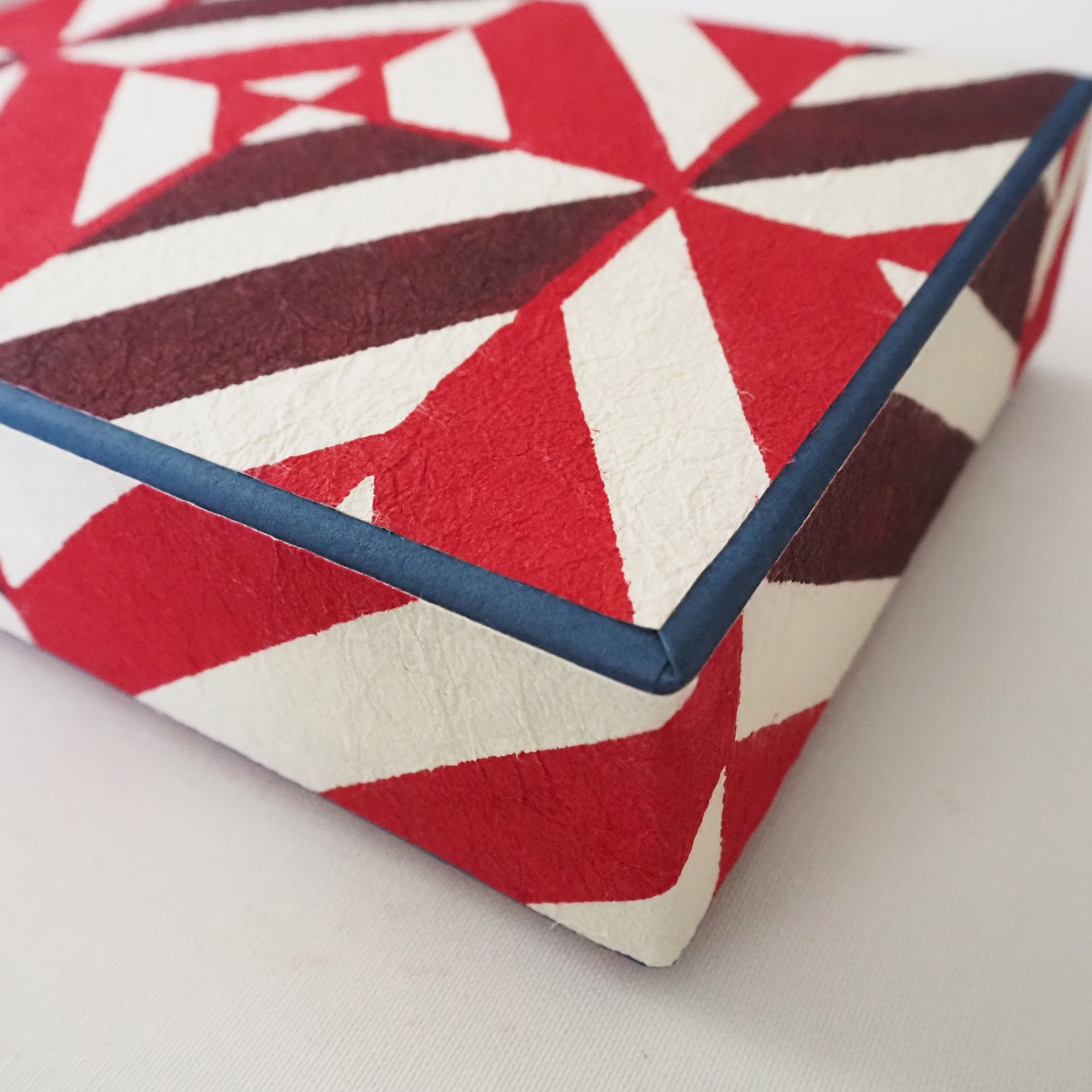 富山県　桂樹舎の「八尾和紙　文庫箱」小（万華鏡×赤）