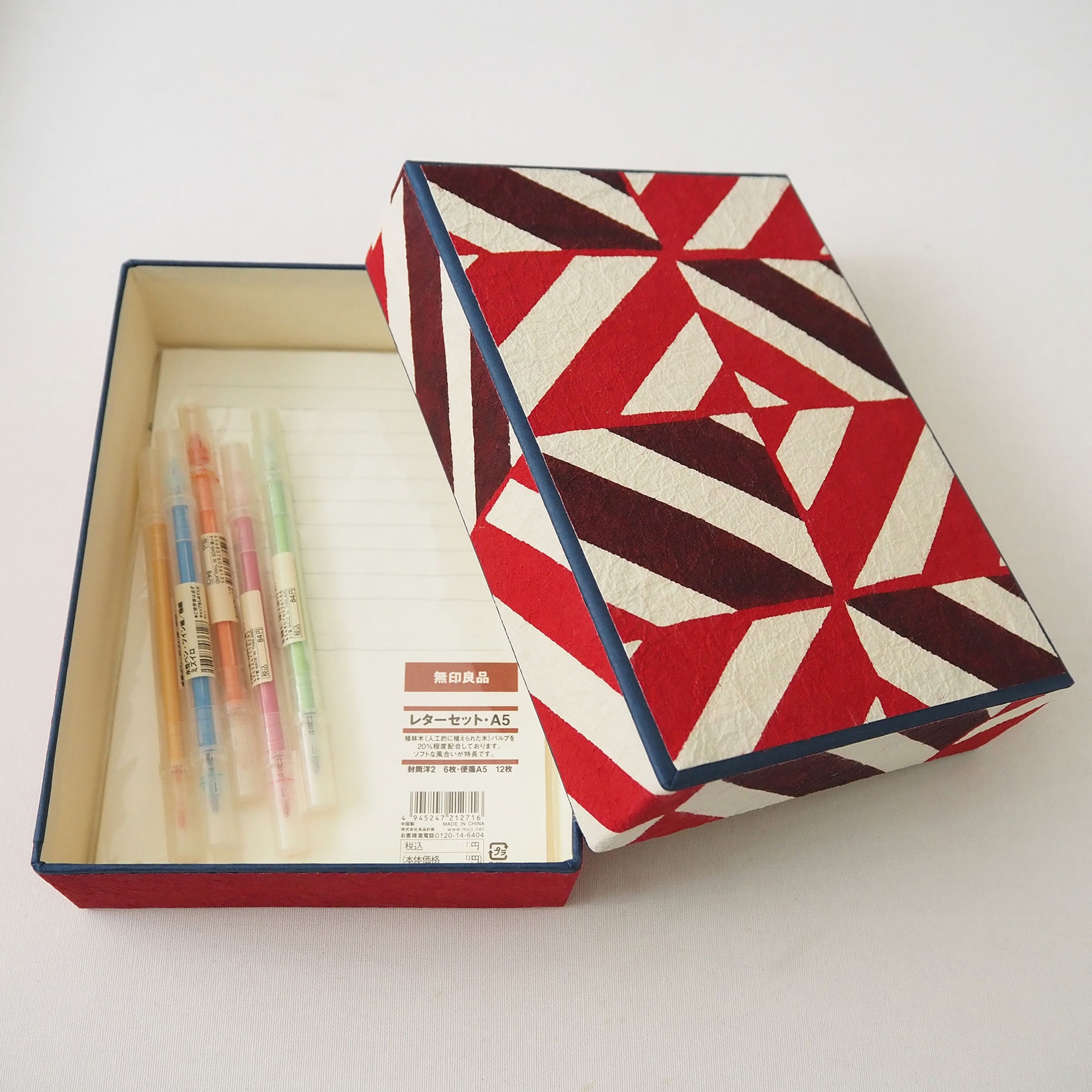 富山県　桂樹舎の「八尾和紙　文庫箱」小（万華鏡×赤）