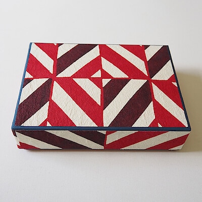 富山県　桂樹舎の「八尾和紙　文庫箱」小（万華鏡×赤）