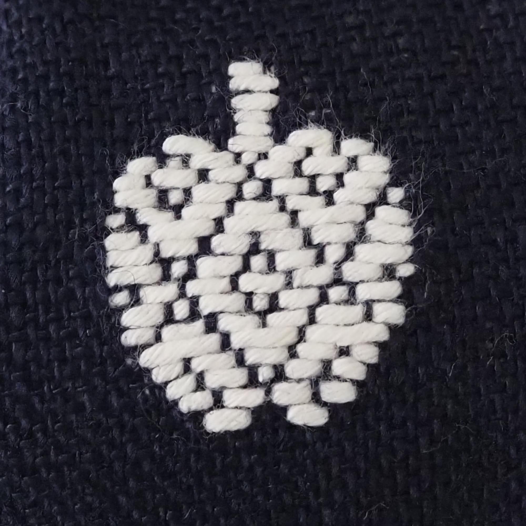 青森県　弘前こぎん研究所のこぎん刺し「ミニがま口 りんご」紺