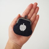 青森県　弘前こぎん研究所のこぎん刺し「ミニがま口 りんご」紺