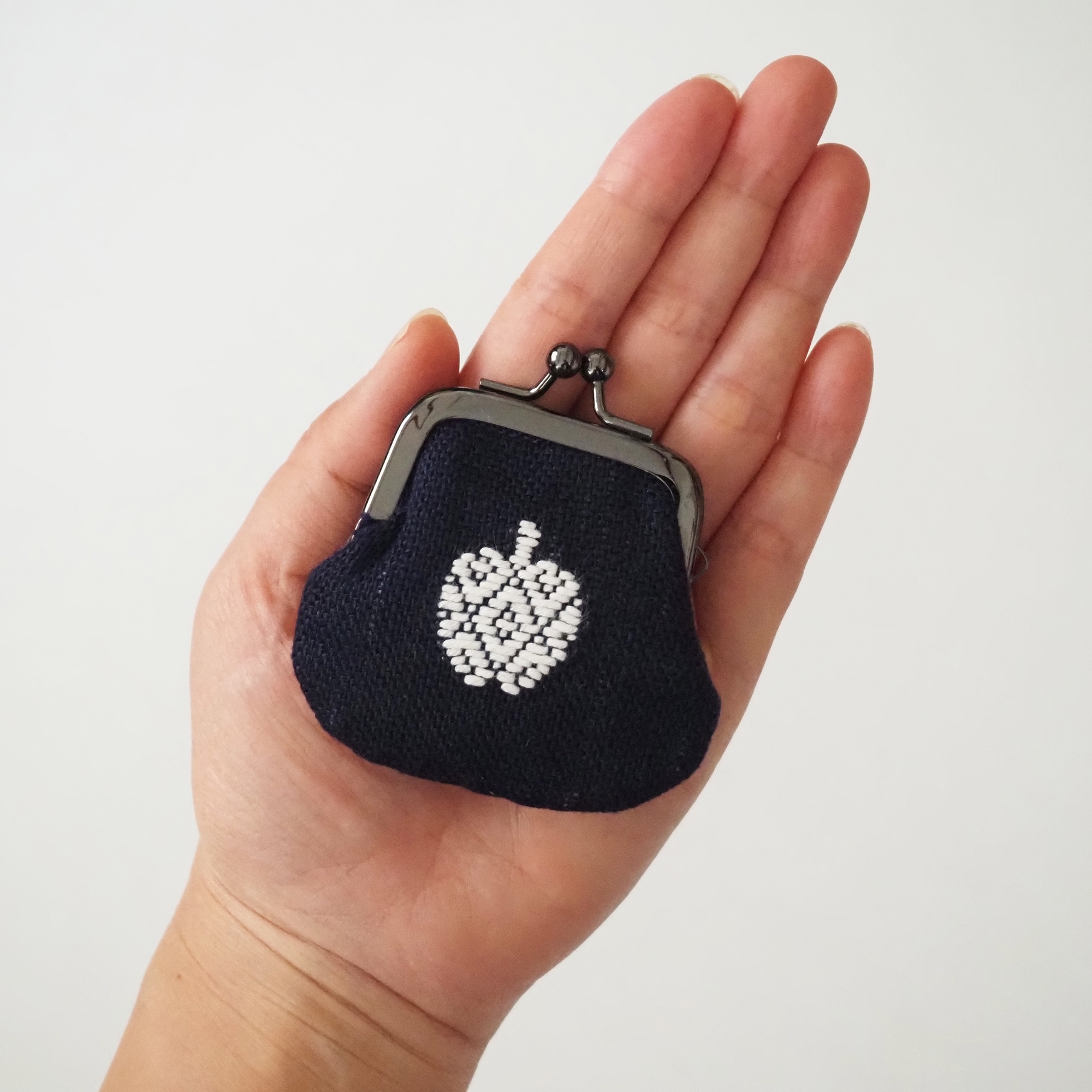 青森県　弘前こぎん研究所のこぎん刺し「ミニがま口 りんご」紺