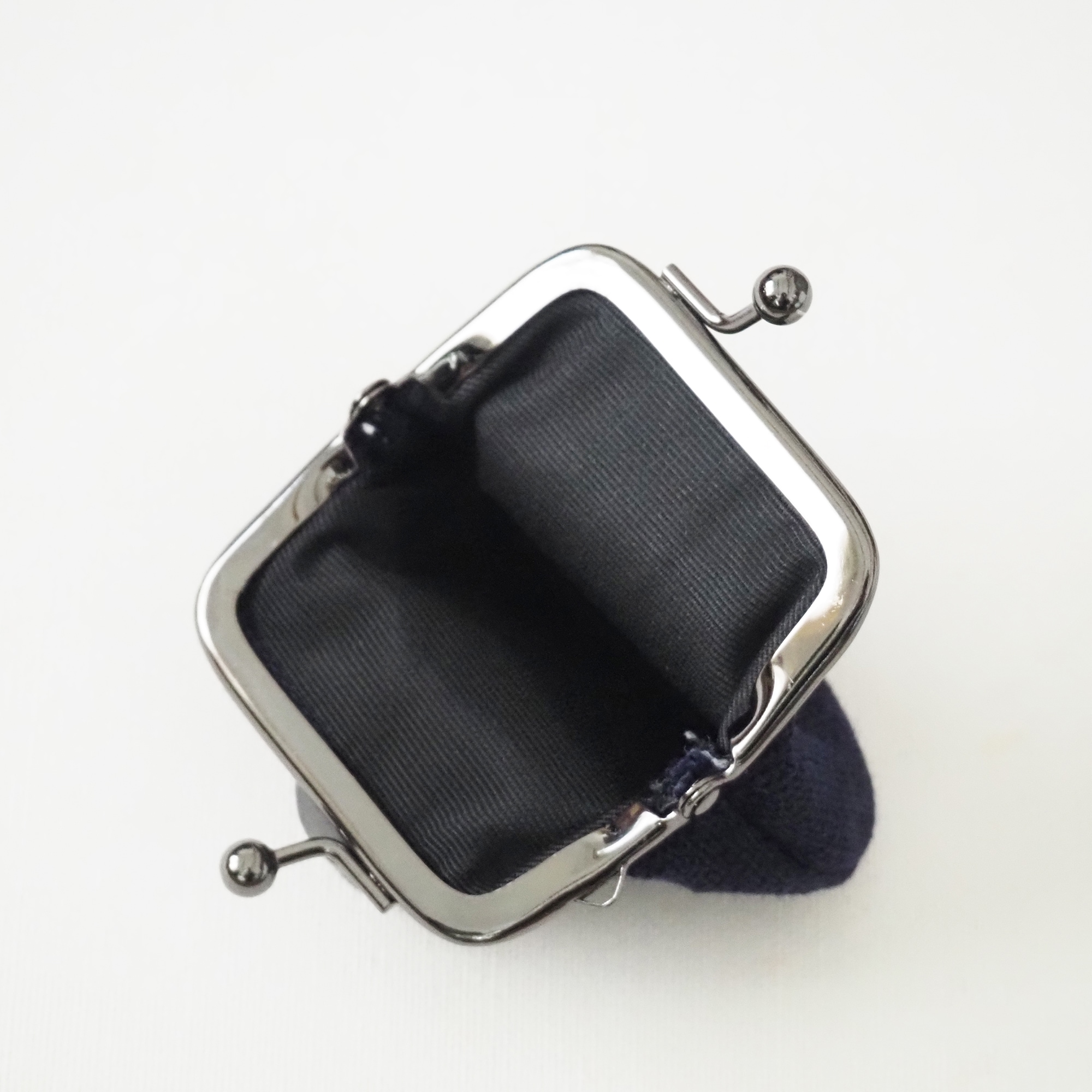 青森県　弘前こぎん研究所のこぎん刺し「ミニがま口 りんご」紺