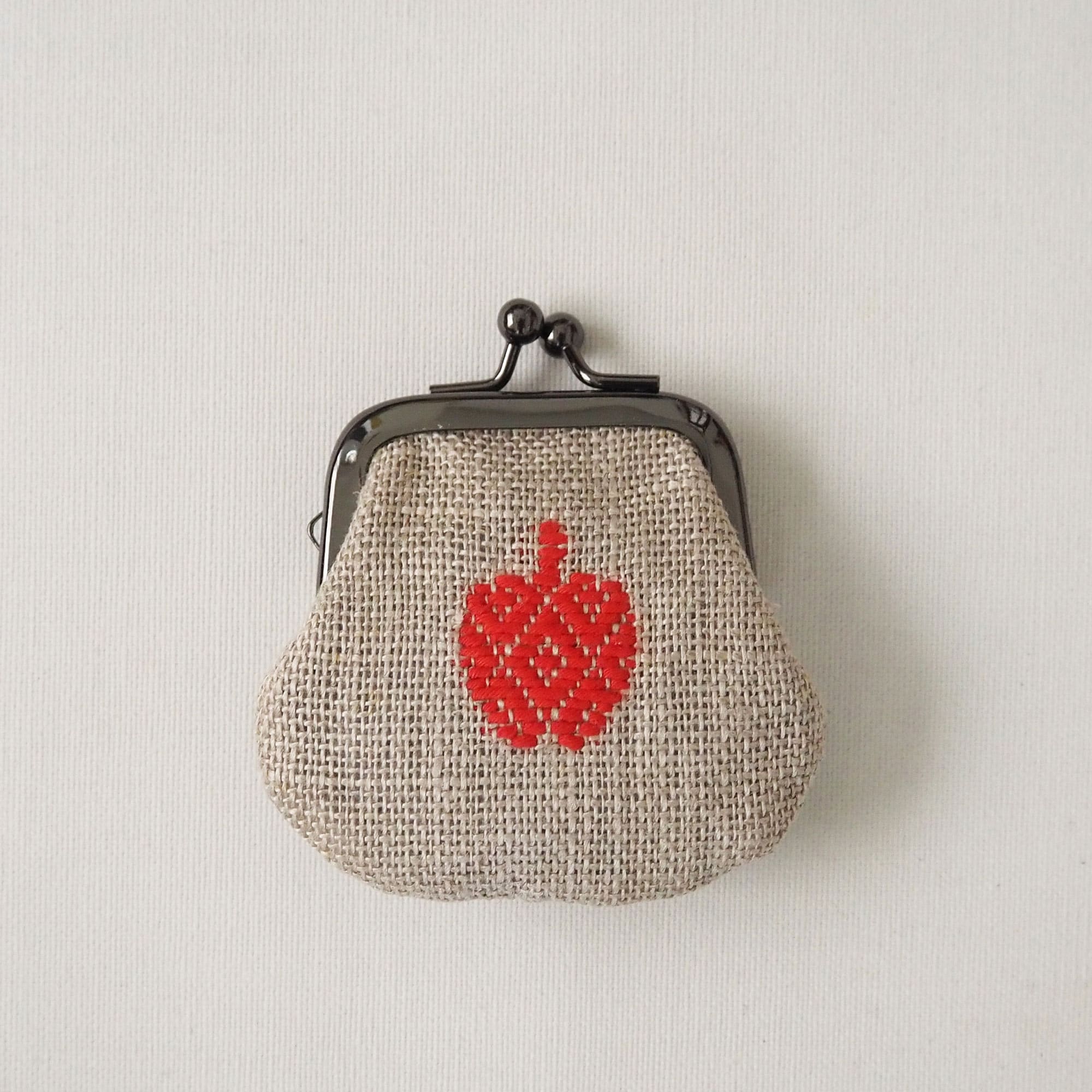 青森県　弘前こぎん研究所のこぎん刺し「ミニがま口 りんご」生成×赤