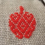 青森県　弘前こぎん研究所のこぎん刺し「ミニがま口 りんご」生成×赤