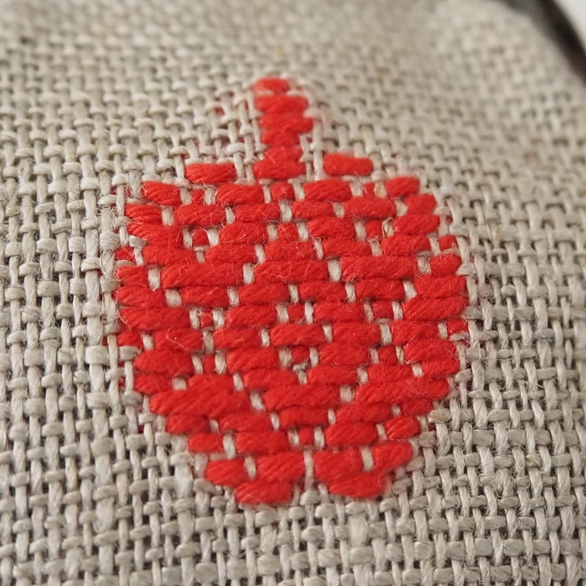 青森県　弘前こぎん研究所のこぎん刺し「ミニがま口 りんご」生成×赤