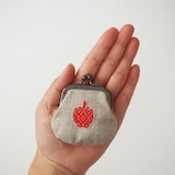 青森県　弘前こぎん研究所のこぎん刺し「ミニがま口 りんご」生成×赤