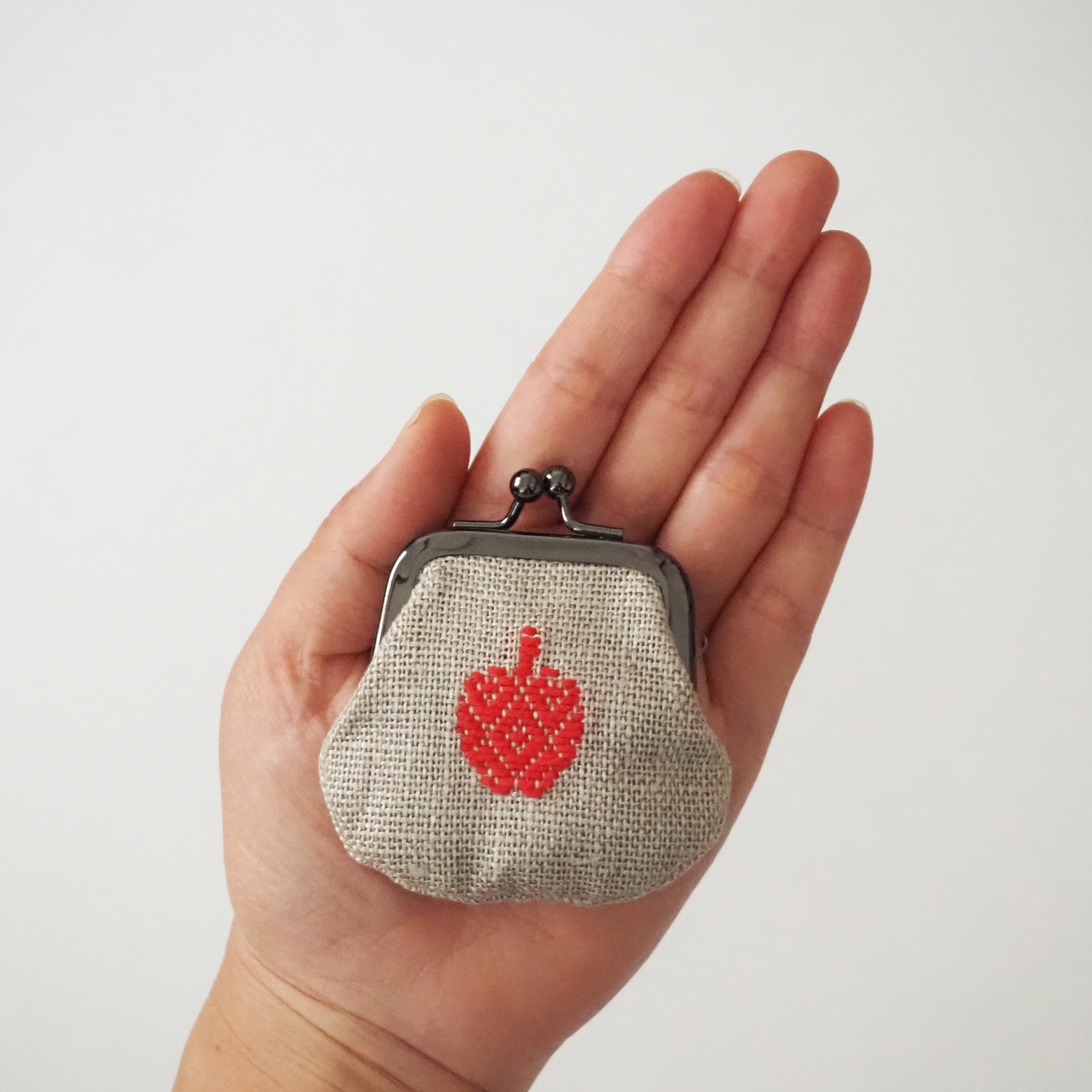 青森県　弘前こぎん研究所のこぎん刺し「ミニがま口 りんご」生成×赤