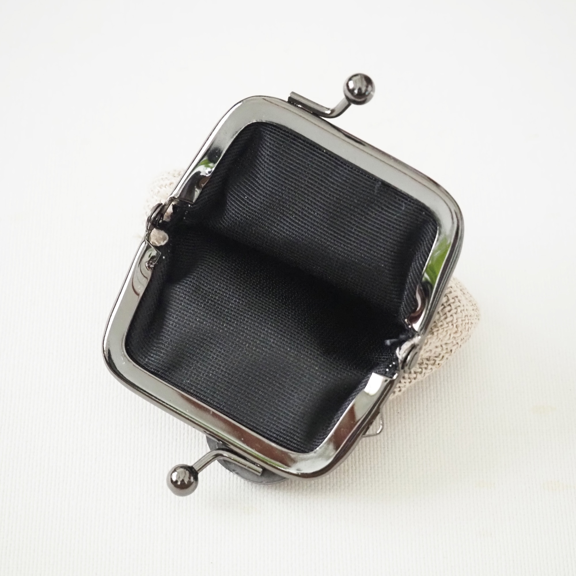 青森県　弘前こぎん研究所のこぎん刺し「ミニがま口 りんご」生成×赤