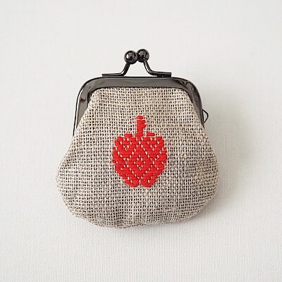青森県　弘前こぎん研究所のこぎん刺し「ミニがま口 りんご」生成×赤
