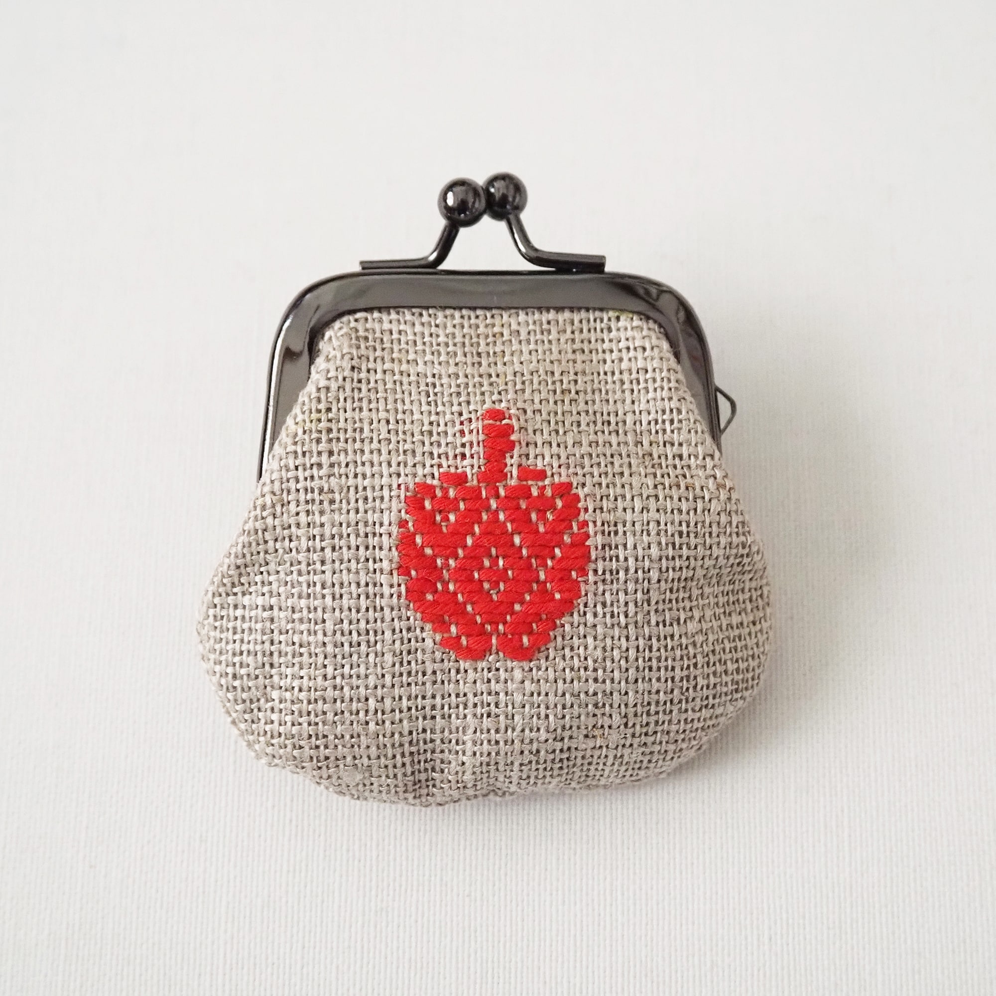 青森県　弘前こぎん研究所のこぎん刺し「ミニがま口 りんご」生成×赤