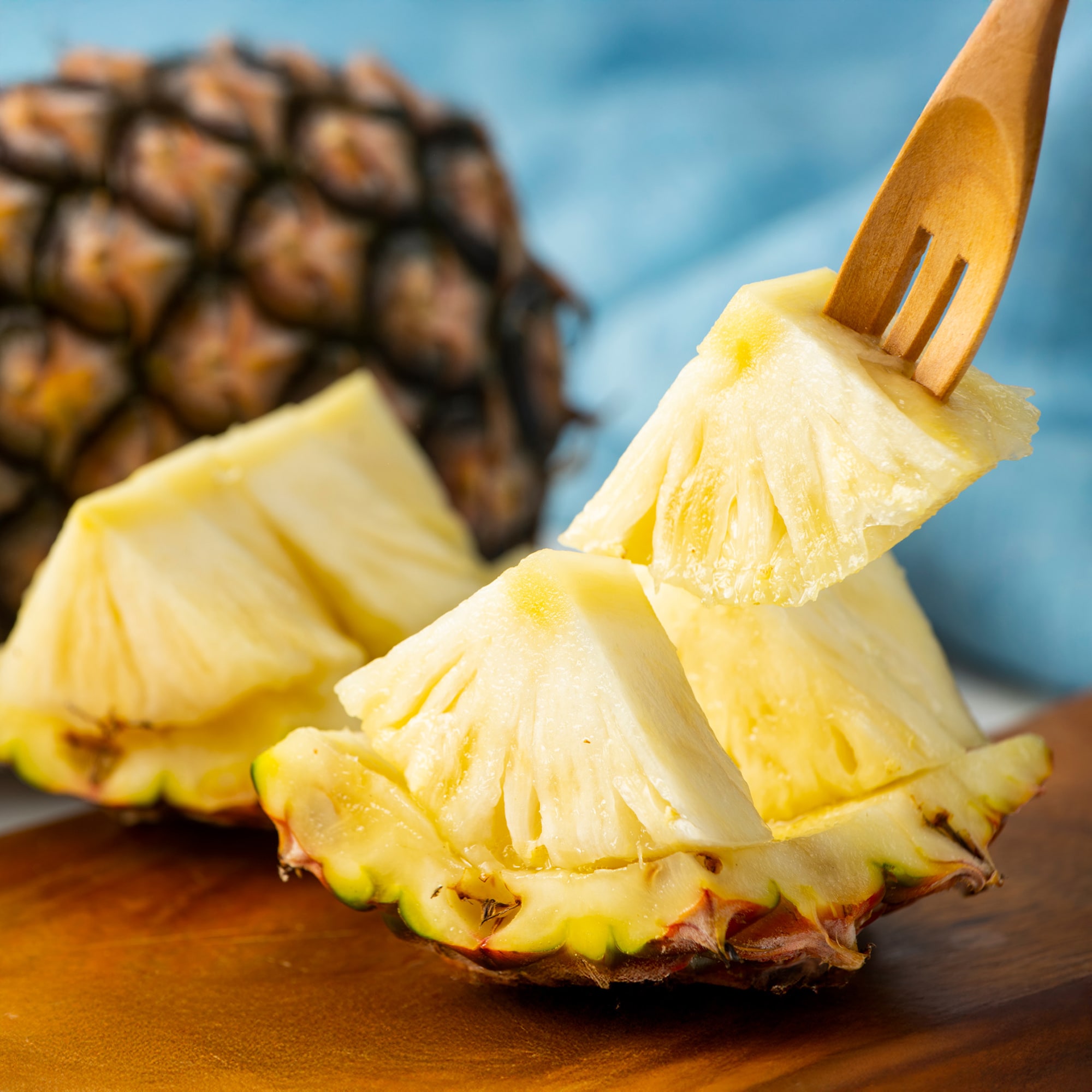 沖縄県産 長浜商店のパイナップル「ピーチパイン」 約１．５ｋｇ（２～３玉入り）