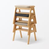 【新古品】再生ポリエステル混　木製スタッキングスツール　チャコール