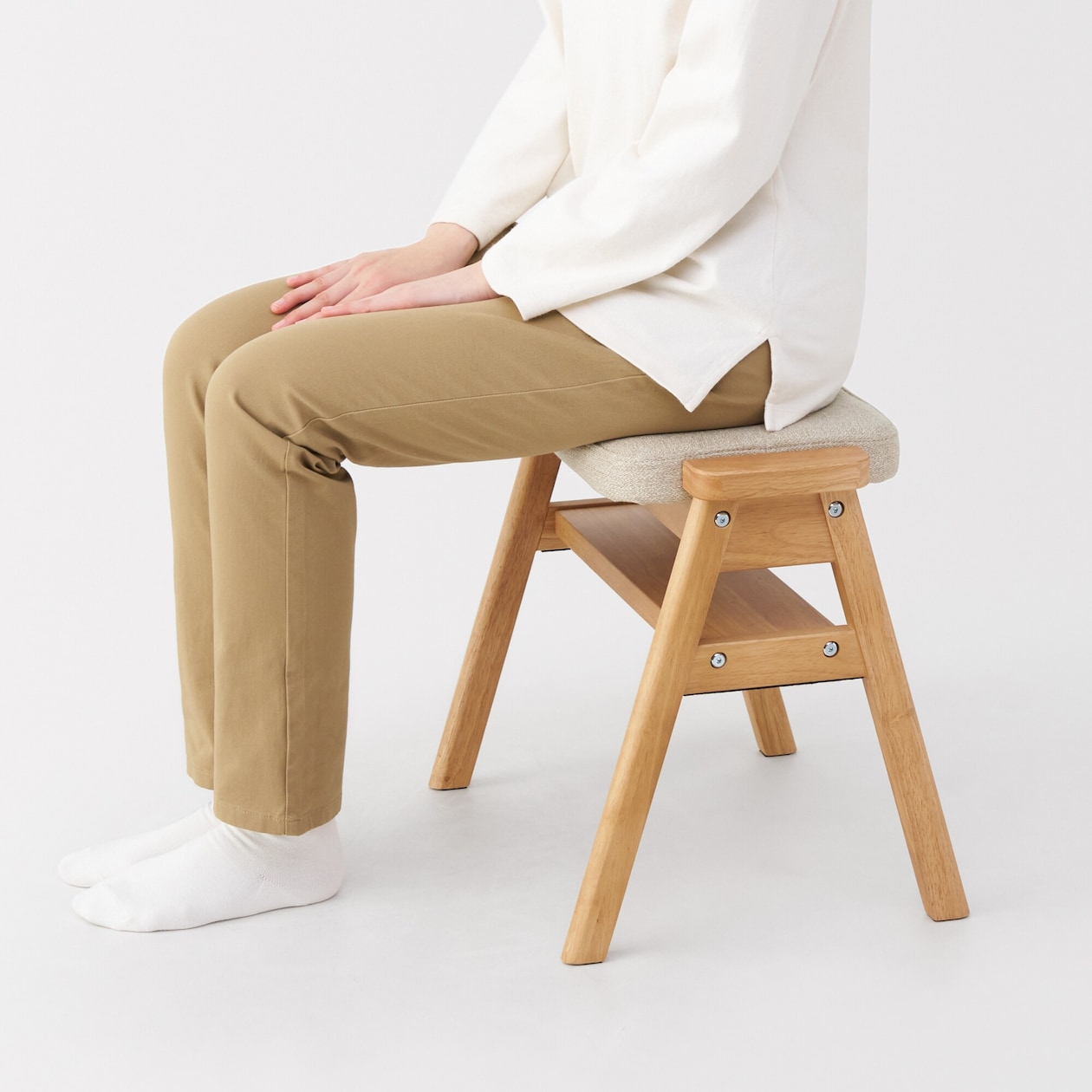 【新古品】再生ポリエステル混　木製スタッキングスツール　オレンジ