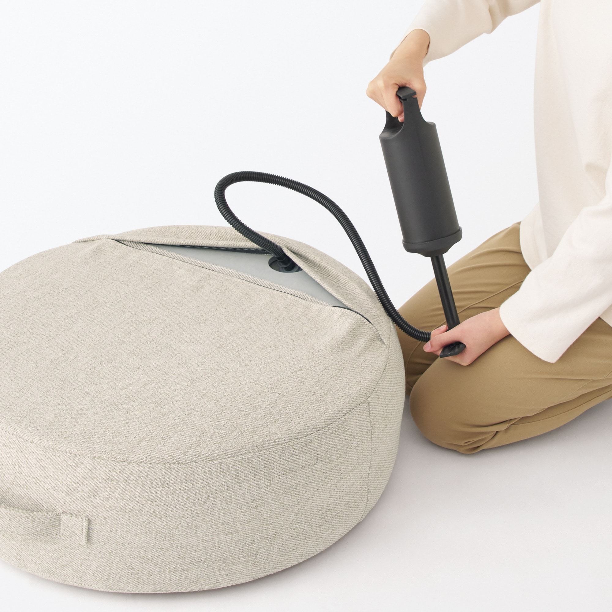 【新古品】空気でできたフロアクッション　ポリエステル　ベージュ