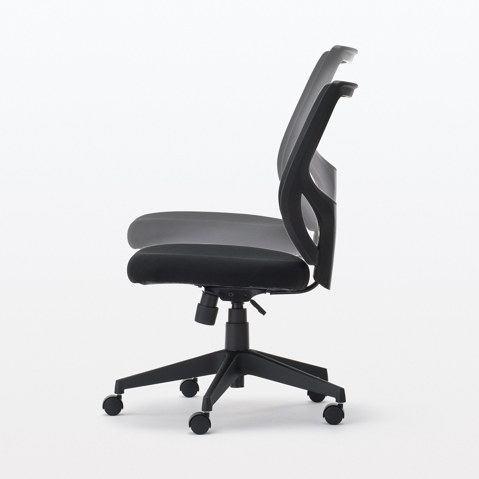 【新古品】ワーキングアームチェア　背メッシュ　（２０２３）